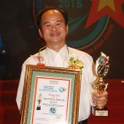 Đại diện công ty Anh Luân nhận cúp và bằng khen Thương hiệu Việt được yêu thích nhất năm 2015